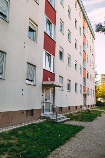 Natychmiast dostępne: piękne mieszkanie 2-pokojowe z loggią od zachodu i zmodernizowaną łazienką – Hauseingang