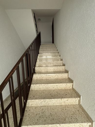 Pfiffige 2 ZW, Garage, Balkon, KA oder Eigenutz, sofort frei !!! – Treppenhaus zum 1.OG