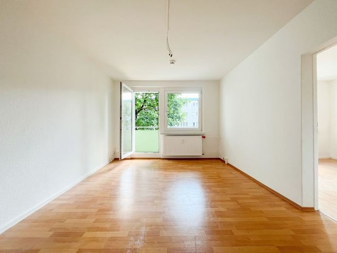 2 Warmmieten geschenkt*: Renoviertes Wohnglück mit Balkon in ruhiger Lage – Foto 1