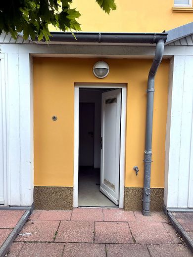 Ferienwohnung 1. Reihe mit 21,8 m² Terrasse – belegte Einnahmen, provisionsfrei – Waschraum 