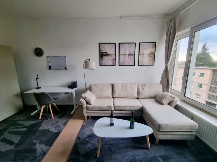 Helle, geräumige, möblierte Wohnung mit Balkon in zentraler Lage nahe U Alt-Mariendorf – Wohnzimmer