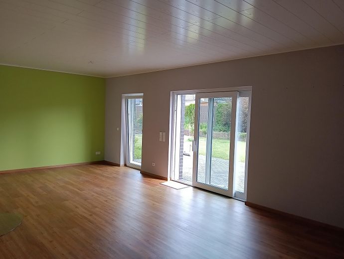 Bungalow am Bernsteinsee See Sassenburg Wohnhaus Ferienhaus Wertanlage – Wohnzimmer