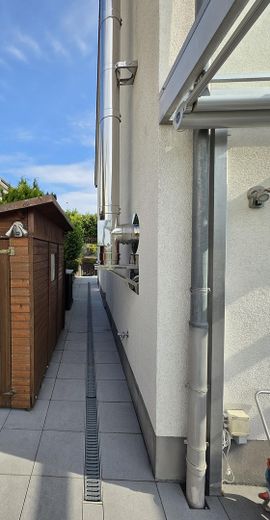 Gepflegtes Reihenendhaus mit schönem Garten, überdachter Terrasse, Kamin und Carport – Seitlicher Blick 