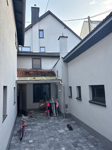 Einfamilienhaus mit Nebengebäude, Hof und Garage – Foto 6