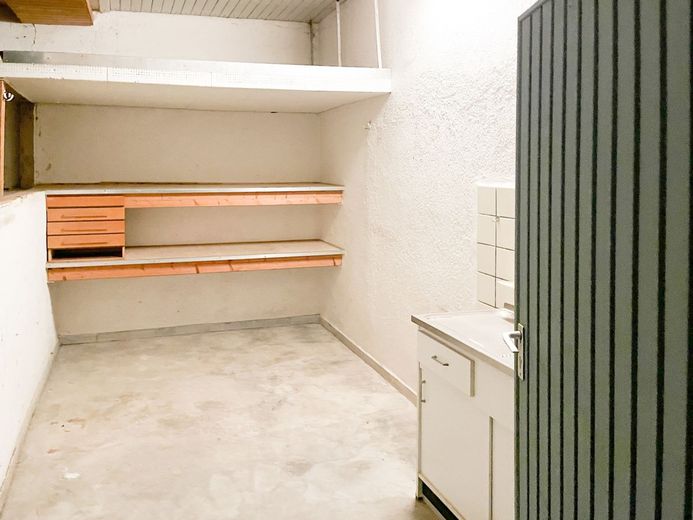 Garage mit Werkbank und eigenem Zugang! – Waschzeile und Lager