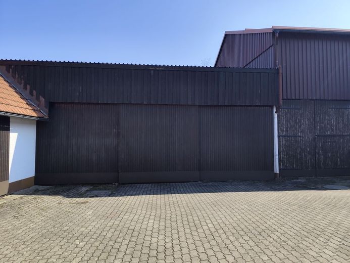 Landleben Deluxe: Großzügiger Dreiseitenhof mit Werkstätten, Maschinenhalle und Gartenparadies in Immenreuth! – Maschinenhalle