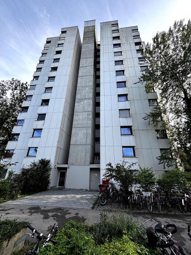 Sanierte 2-Zimmer Wohnung mit Balkon und atemberabendem Ausblick zur Kapitalanlage oder selbstbezug – Fassade
