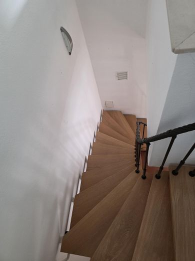 Rara opportunità nel Kreuzviertel: appartamento su due livelli, ca. 145 m², 4 locali, balcone – senza provvigione – 2.-3. OG_Treppe