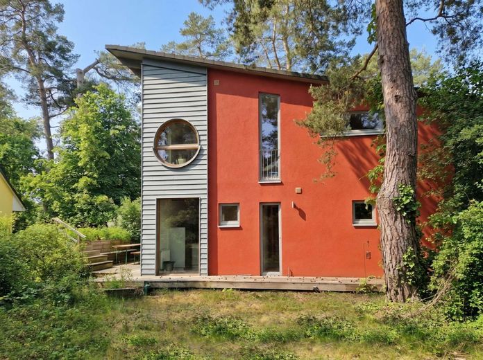 Zwischen Wasser und Wald - ein nachhaltiges Zuhause mit Seele – Außenansicht Ost