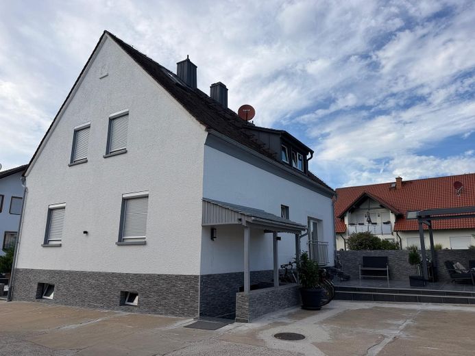 Wohnhaus mit mehreren möglichen Wohneinheiten und separatem Nebengebäude auf ca. 1110 m2 Grundstück – Foto 3