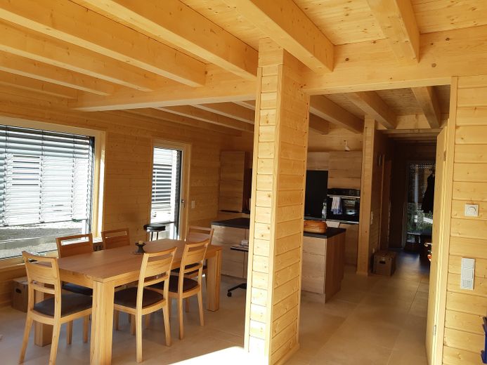 SENZA PROVVIGIONE: Moderna casa in legno "a basso consumo energetico A+" su terreno in enfiteusi nella splendida regione del Chiemgau – Wohn-Essbereich im EG