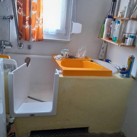 Wanne mit Tür zum bequemen Ein