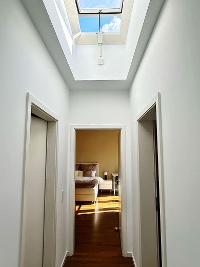 Penthouse exclusif dans le quartier belge – Un logement meublé avec style, calme et lumière – Flur mit Lichtkuppeln