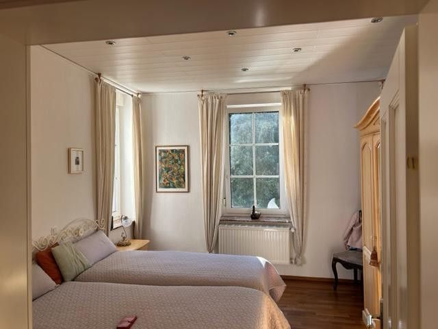 Schlafzimmer m. Blick i d. Gar