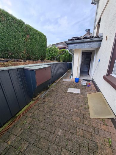 Attractive semi-detached house with two residential units and a large garden – Hof