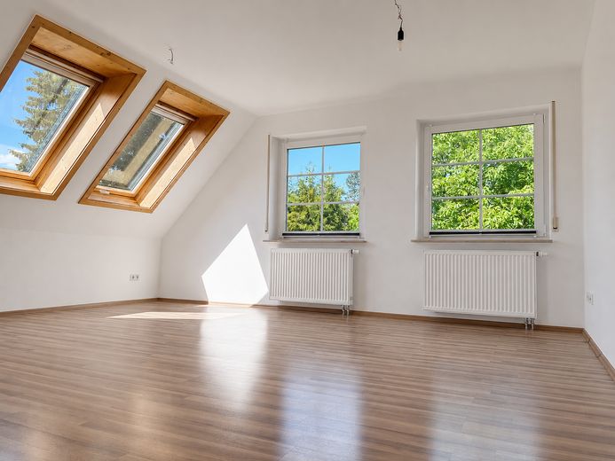 Modernisierte, helle 3 Zimmer DG-Maisonette-Wohnung mit EBK, Balkon, Stellplatz – Wohn- und Esszimmer (2/2)