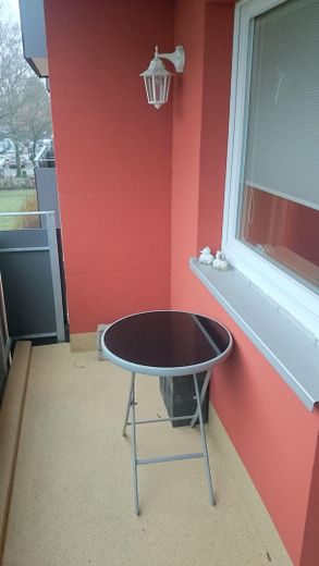 Helle 1-Zimmer-Wohnung mit Balkon zur Kapitalanlage – Balkon mit elektr. Markise