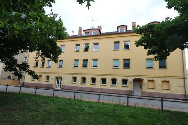 Renovierte 3 - Raumwohnung mit Ankleide und Balkon an der Spree