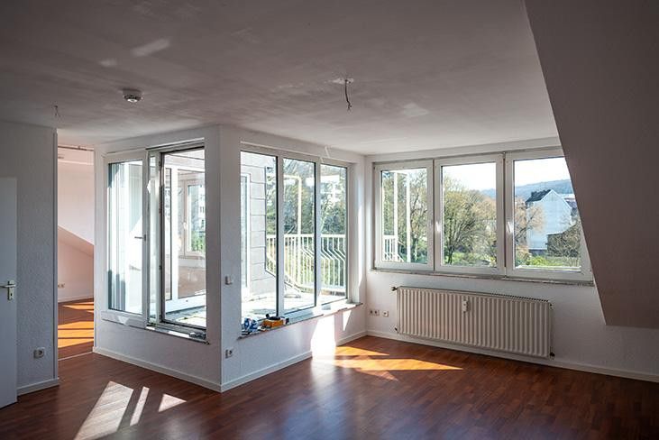Wohnzimmer mit Balkon