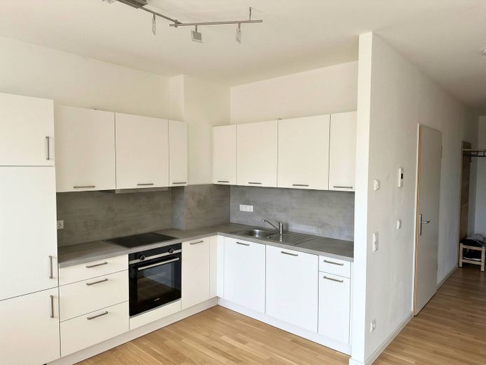 ** Hochwertige 3-Zi.-Erdgeschosswohnung mit EBK, 2 Tageslichtbädern, Terrasse und Gartenanteil ** – Küche (virtuell entmöbliert)