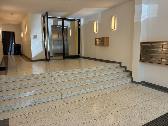 Tranquillo e moderno appartamento di 4 locali ad Amburgo Eimsbüttel, vicino alla stazione della metropolitana U-Christuskirche – Hauseingangsbereich