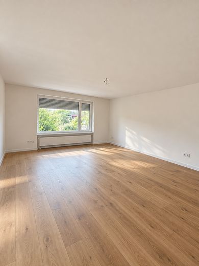 Bungalow indipendente su 669 m² · posizione ai margini del ruscello e dei campi · potenziale eccezionale! – Wohnzimmer nach Renovierun(KI)
