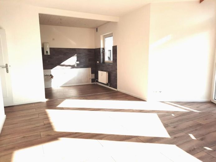 3-Zimmer-Wohnung (72 m²) mit Südwest-Balkon & Stellplatz – umfassend saniert (Provisonsfrei) – Wohnzimmer