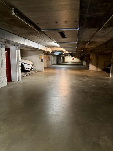 Bezugsfrei in Flingern: 1-Zimmer-Wohnung mit Balkon, Keller und Tiefgarage – Tiefgarage