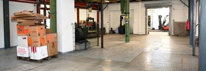 Hallen, Büros o. kl. Wohnung, u. Ein- Zweifamilienhaus m. Garten sowie Parkplätzen!