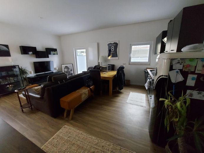 Wohnzimmer mit Küchenbereich