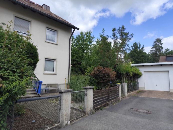REZERVE EDİLDİ - Aile için bol alanı, güneşli bahçesi ve garajı bulunan geniş sıra evin uç birimi, Bamberg-Gartenstadt – Fotoğraf 1