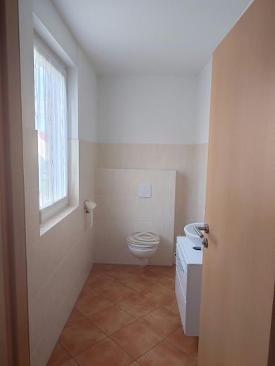 Moderne vrijstaande eengezinswoning in Dresden-Naußlitz – tuin, garage & rustige ligging aan een doodlopende straat – Gäste-WC im Erdgeschoss