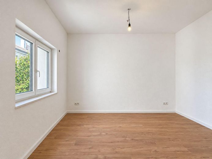 Sonnige 5-Zimmer-Wohnung mit XXL-Terrasse an der Stadtgrenze Landshut – Schlafzimmer 1