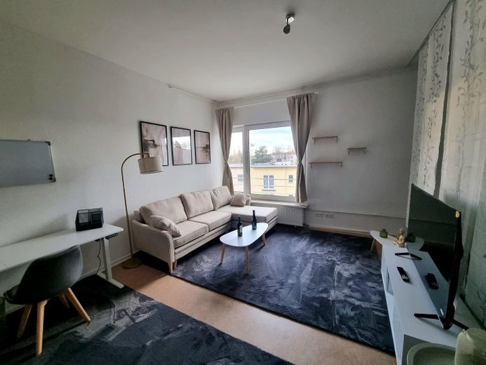 Helle, geräumige, möblierte Wohnung mit Balkon in zentraler Lage nahe U Alt-Mariendorf – Wohnzimmer