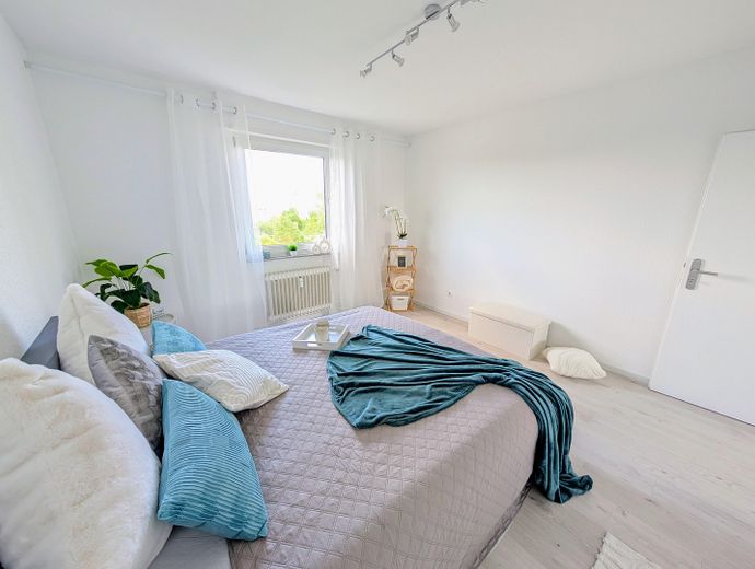 PROVISIONSFREI - sofort einziehen - Helle 3-Zimmerwohnung mit Blick zur Pfalz, komplett renoviert – Schlafzimmer