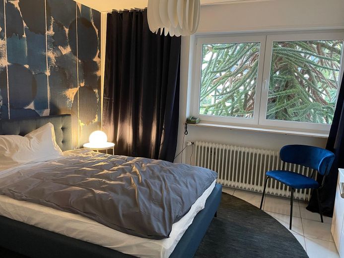Großes Mehrfamilienhaus mit 5 Wohneinheiten - EG komplett barrierefrei – Schlafen WHG OG links