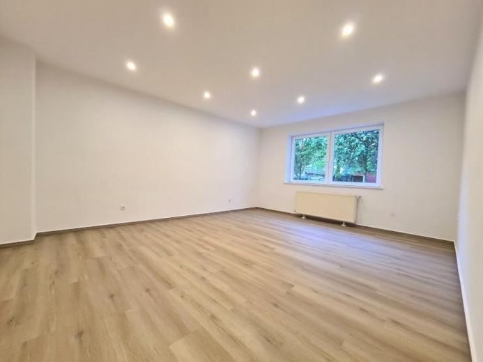 Helle 3 Zimmer Wohnung in zentraler Lage mit Balkon – Schlafzimmer 1