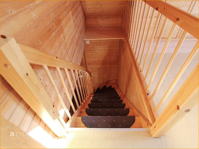 Holztreppe ins Obergeschoss