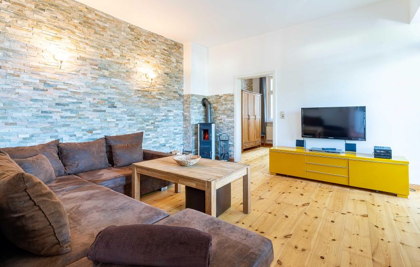 PROVISIONSFREI: Denkmal-Villa & 5 FEWOs | Rendite, Eigennutz o. Baupotenzial auf 1.203 m² – Wohnzimmer Remise Wohnung 4