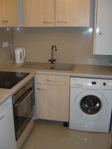 Möblierte komfortable 2,5 Zi. Wohnung EG “zentral und doch ruhig“ – Küche