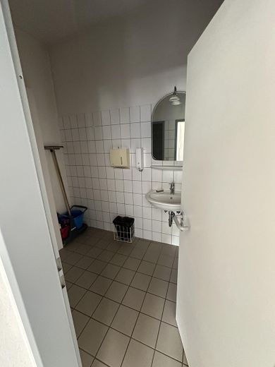 Hall as storage / workshop approx. 600 sqm with office and utility room / toilet, heated – Foto 17