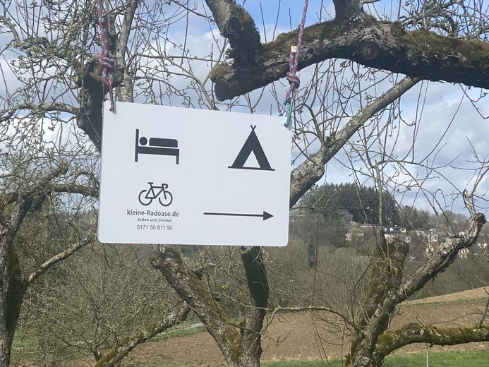 Das Schild am Radweg