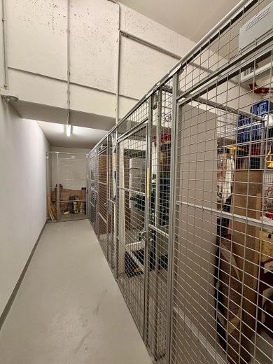 Sin comisión: Moderno apartamento de 4 habitaciones con balcón orientado al oeste y plaza de garaje subterránea con posibilidad de carga – Keller