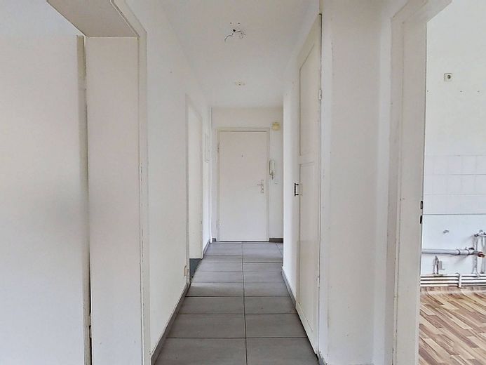 Luminoso appartamento di 3 locali con BALCONE e bagno con vasca – Flur