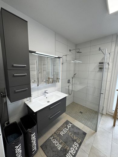 Penthouse met 2 dakterrassen | Campbell, Heidelberg | Direct te betrekken | 2 parkeerplaatsen in de ondergrondse parkeergarage – Bad mit Dusche