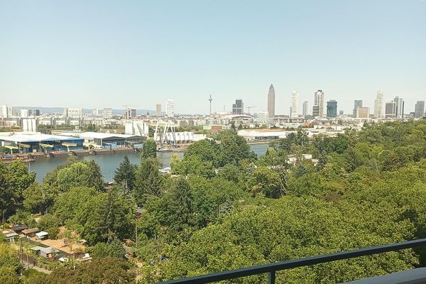 Toller Balkonblick über den Main und Frankfurt  Komplettsanierung