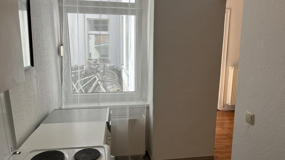 Helmholtzkiez, bezugsfei: helle 2-Zimmer-Wohnung im Prenzlauer Berg, nahe Mauerpark – Küche Blick auf Hof