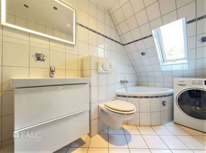 ***Elliehausen - Großzügige 4 Zimmer Dachgeschosswohnung mit Außenstellplätzen*** – Badezimmer