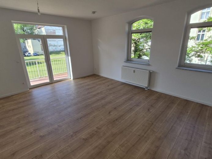 + + + Exklusive 2,5-Zimmer-Maisonettewohnung mit zwei Balkonen und EBK in zentraler Lage + + + – Foto 1