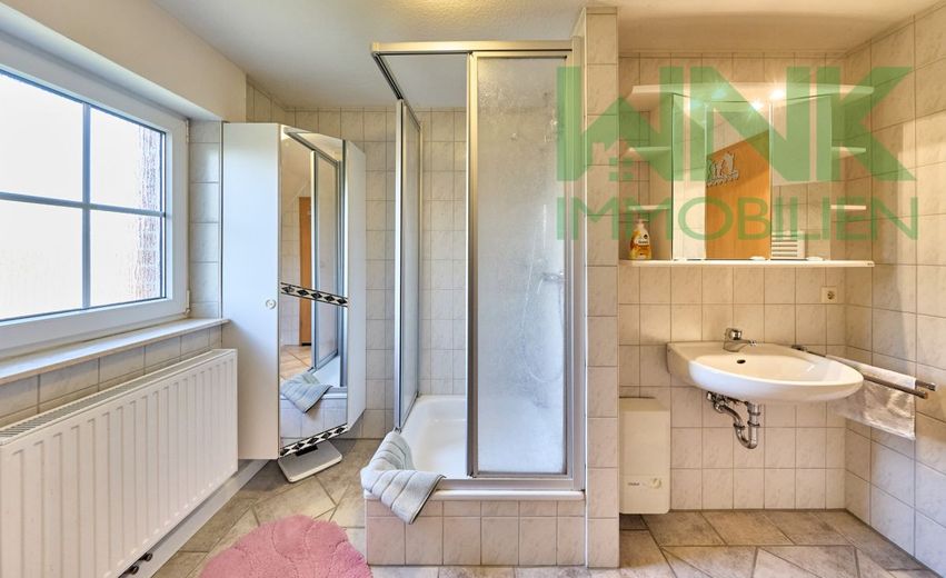 Ruhige Maisonettewohnung mit Balkon 
in Deichnähe – Bad